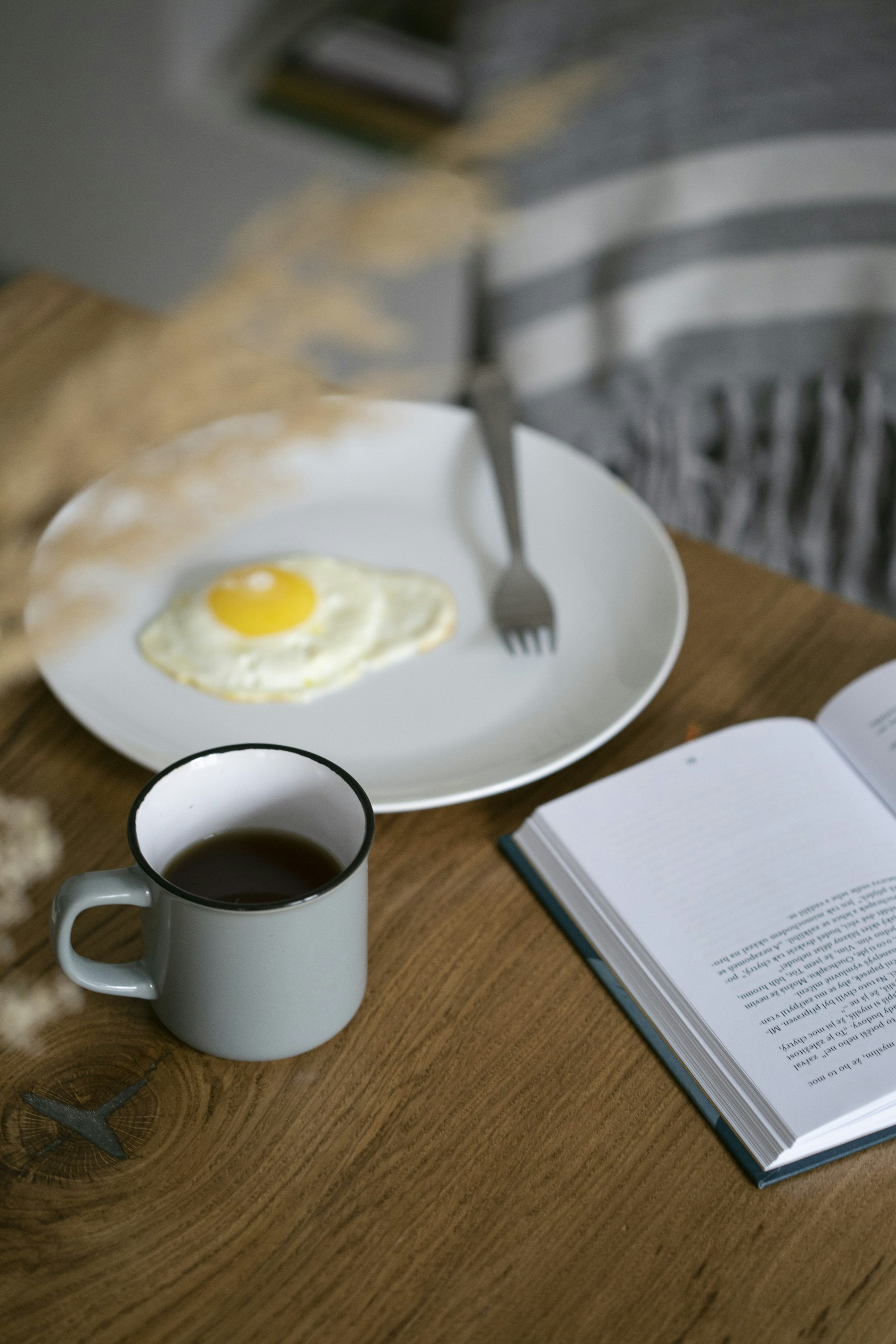 Воскресное утро: кофе, яйцо и книга