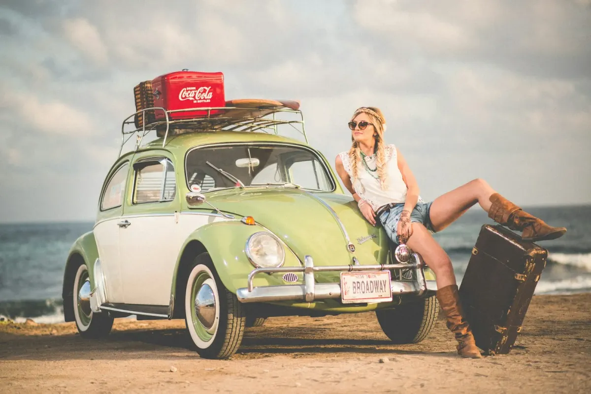 Винтажный Volkswagen Beetle у моря – образ хиппи-эпохи путешествий