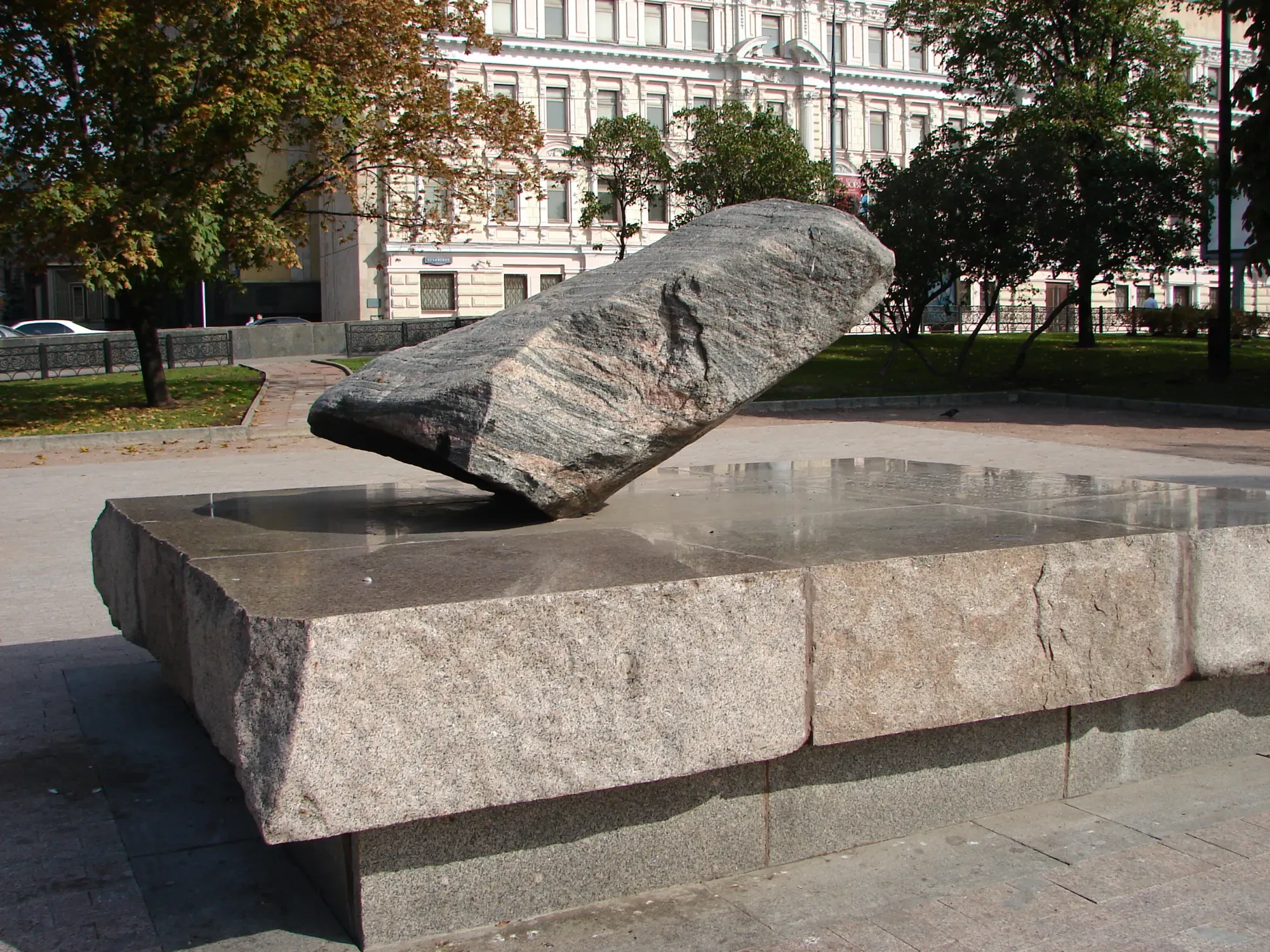 Соловецкий камень на Лубянской площади в Москве – памятник жертвам политических репрессий